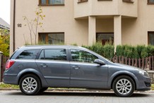 Uciążliwy sąsiad parkuje pod moim oknem każdego dnia. Co zrobić?