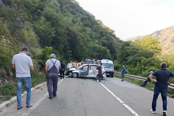 STRAHUJE SE DA IMA VIŠE POVREĐENIH Teška saobraćajna nesreća na Ibarskoj magistrali: Žena izgubila kontrolu, pa se autom zakucala u zaštitnu ogradu