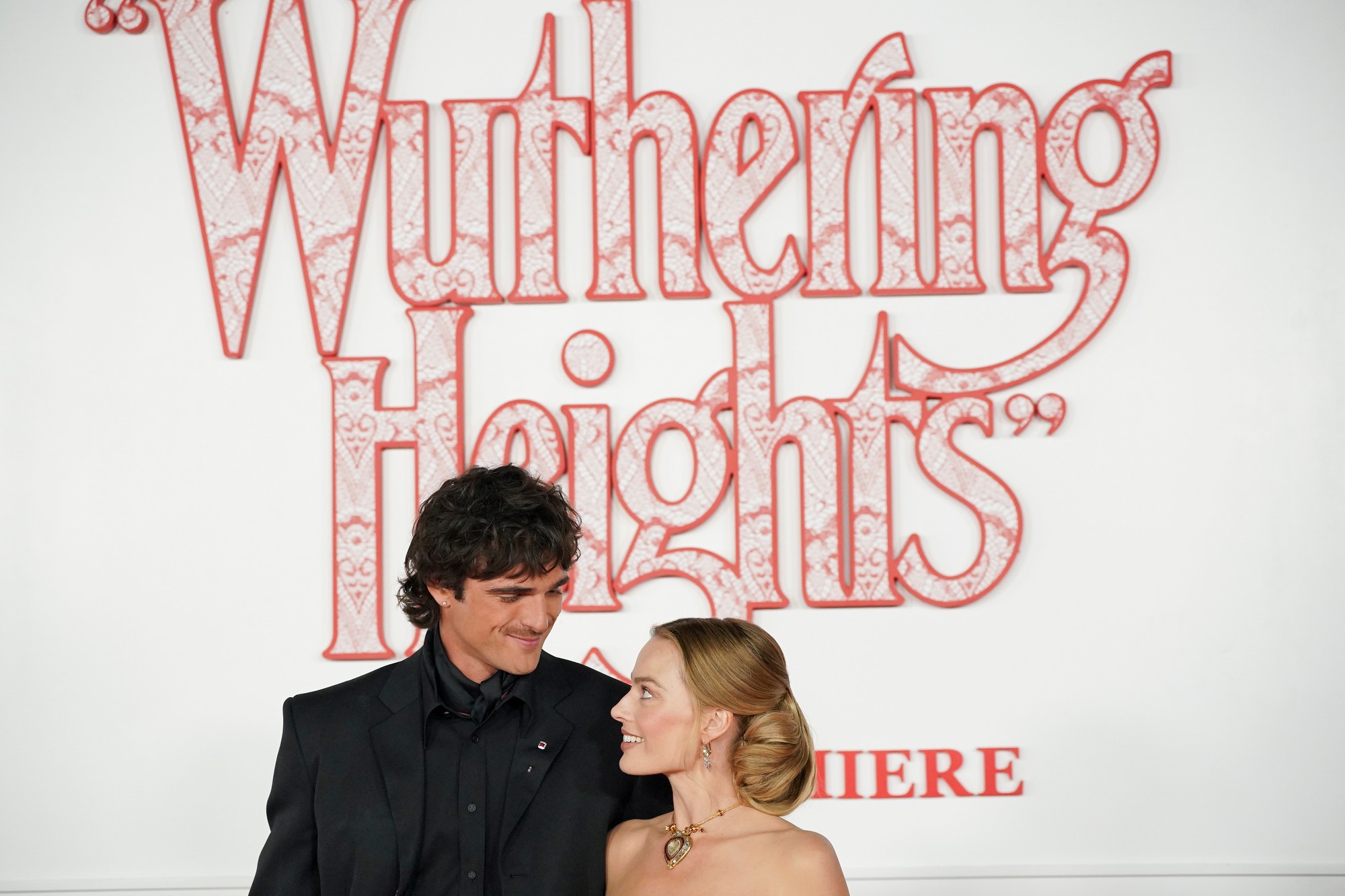 Herec Jacob Elordi a herečka Margot Robbie. 