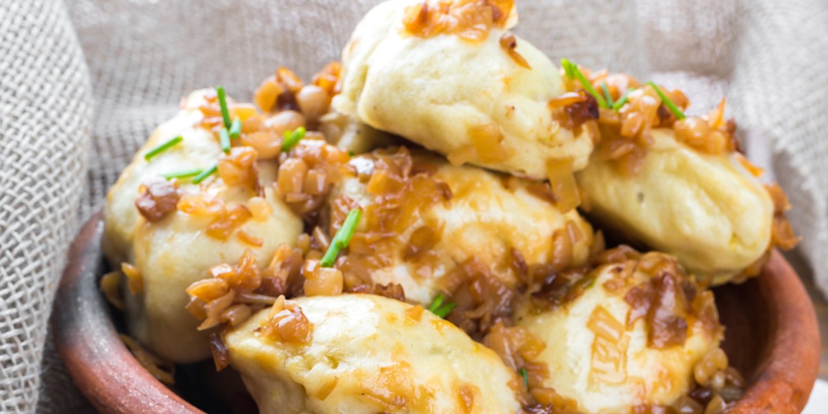 Pierogi z mięsem smakują z podsmażoną cebulą