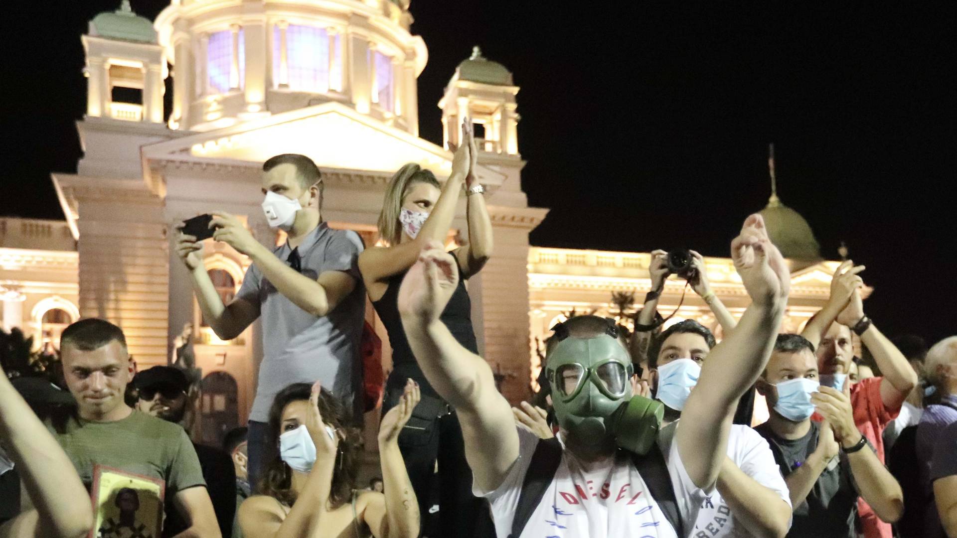 Samo se vi slikajte i šminkajte dok traju protesti: Influenseri pali ste na prvom važnom ispitu!