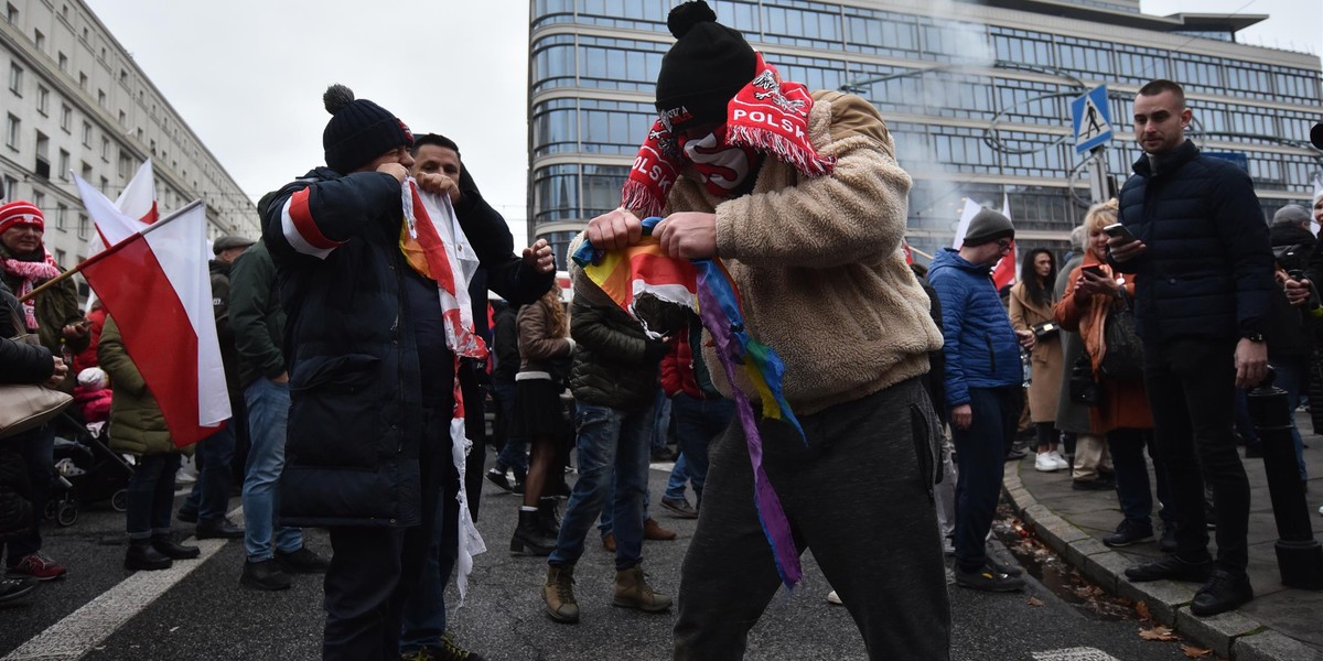 Uczestnicy Marszu Niepodległości 2023 niszczą flagi.