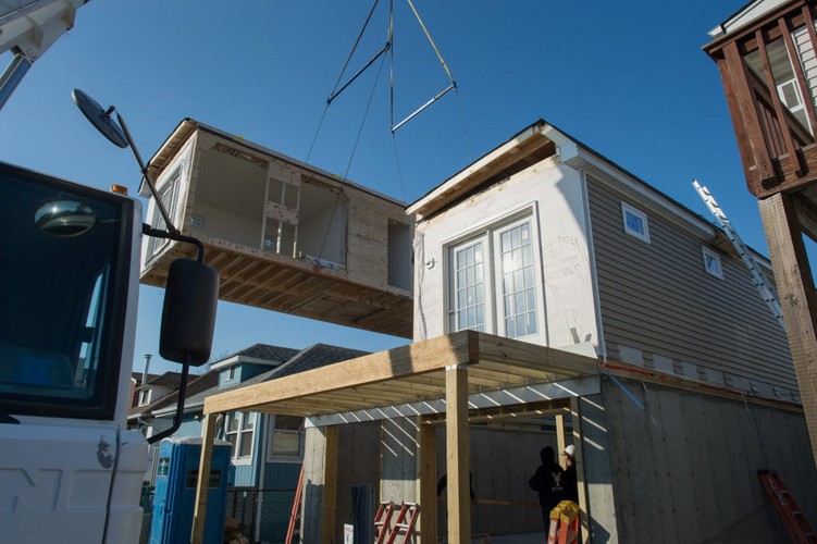 Składanie domów modułowych w miejscu, które wcześniej zostało zniszczone przez huragan Sandy. Long Beach, Nowy Jork, 29.10.2013 (4)