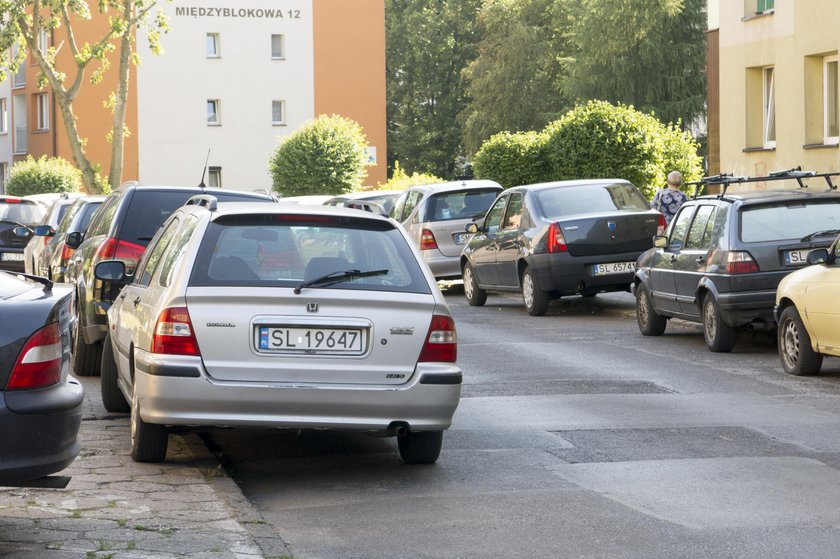 Zatłoczone parkingi w dzielnicy Halemba