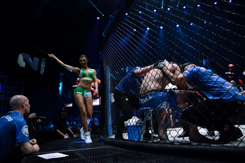 KSW 40 Dominika Bilska i Karolina Pytlik, ring girls w Dublinie Sport