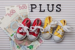 Czy program "500+" zniechęcił matki do pracy? Nowe badanie analizuje skutki