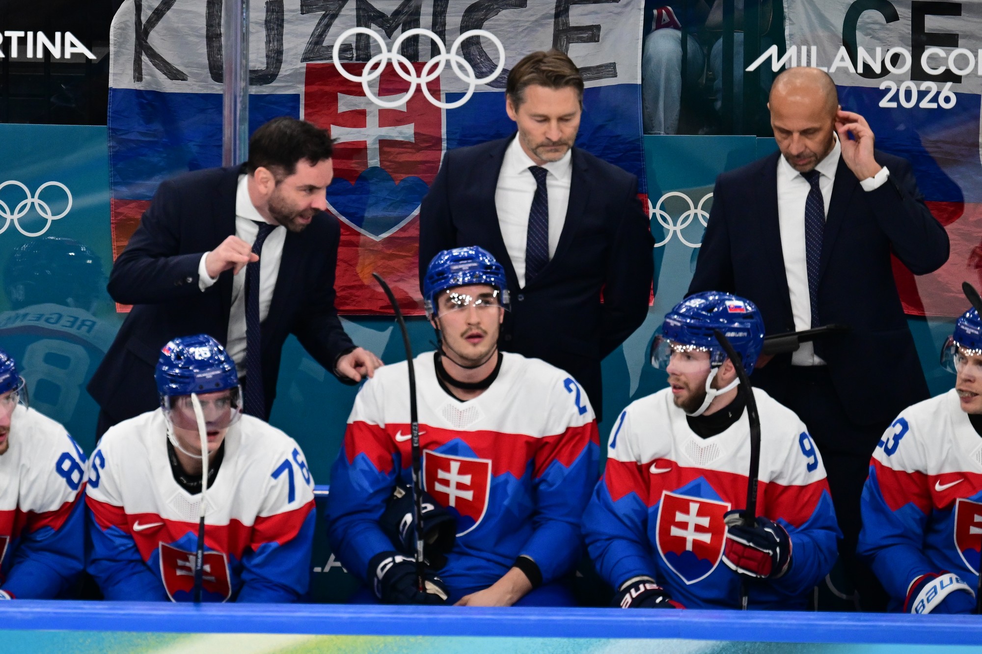 Sprava Adam Liška, Matúš Sukeľ, Adam Ružička, Martin Pospíšil, Pavol Regenda, v pozadí sprava asistent trénera Ján Pardavý, hlavný tréner Vladimír Országh a jeho asistent Todd Woodcroft (všetci Slovensko).