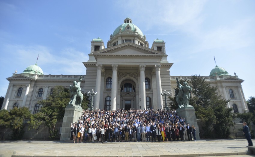 Stipendisti ispred Skupštine Srbije