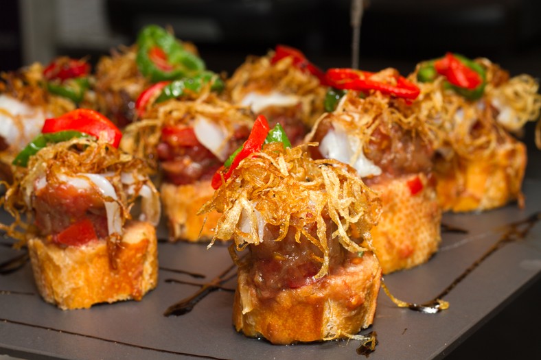 Pintxos (hiszp. pinchos) to baskijska odpowiedź na popularne w całej pozostałej części Hiszpanii tapas 