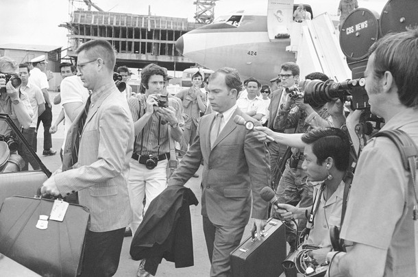 Porucznik William Calley Jr, oskarżony o zamordowanie 102 wietnamskich cywilów w masakrze w My Lai, po przylocie na lotnisko Tan Son Nhut w Sajgonie. Po lewej major Kenneth A. Raby, główny doradca wojskowy Calleya, 29 października 1970 r.