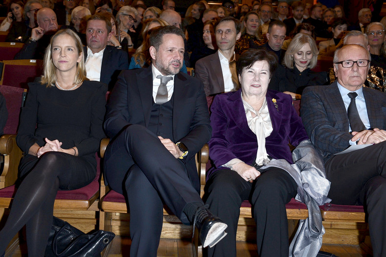 Rafał Trzaskowski z żoną Małgorzatą i Hanną Gronkiewicz-Waltz w Teatrze 6. piętro