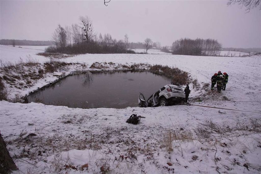 Auto wpadło do stawu. 4 osoby nie żyją!