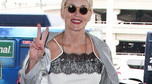 Sharon Stone w nowej fryzurze na lotnisku w Los Angeles