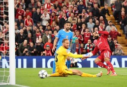 Liga Mistrzów. Salah strzelił gola Robertsonem. Klęska drużyny Zalewskiego w Paryżu