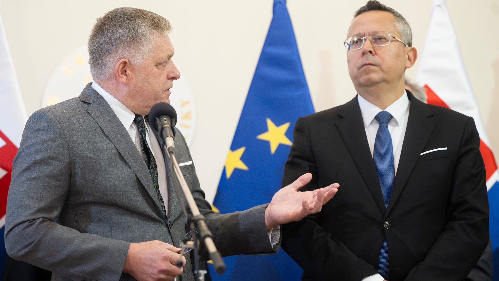 Predseda vlády Robert Fico a minister financií Ladislav Kamenický po schválení rozpočtu na roky 2027 až 2029.