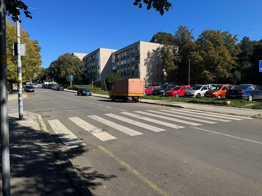 Vozila se parkiraju na kolovozu u blizini pešačkog