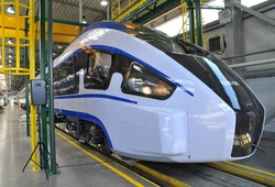 Dart na starcie, ale meta daleko. Pierwszy z nowych polskich pociągów wjeżdża na tory