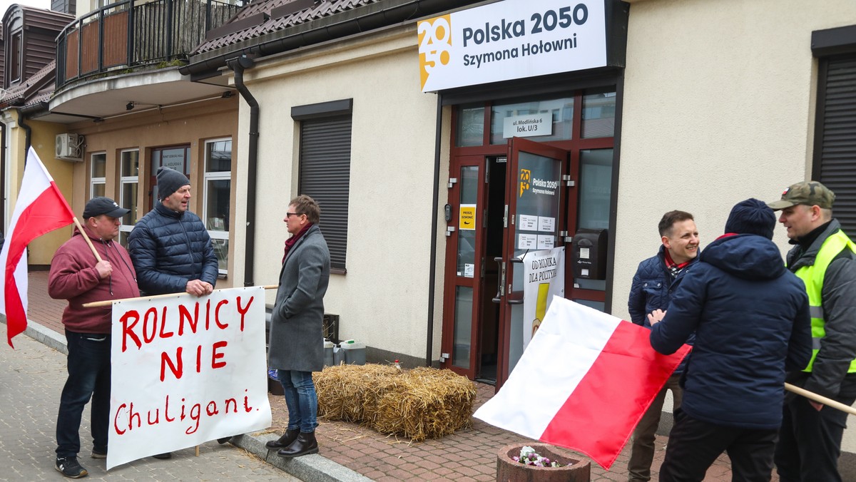 Rolnicy protestowali przed biurami poselskimi. Przynieśli słomę i gnojowicę