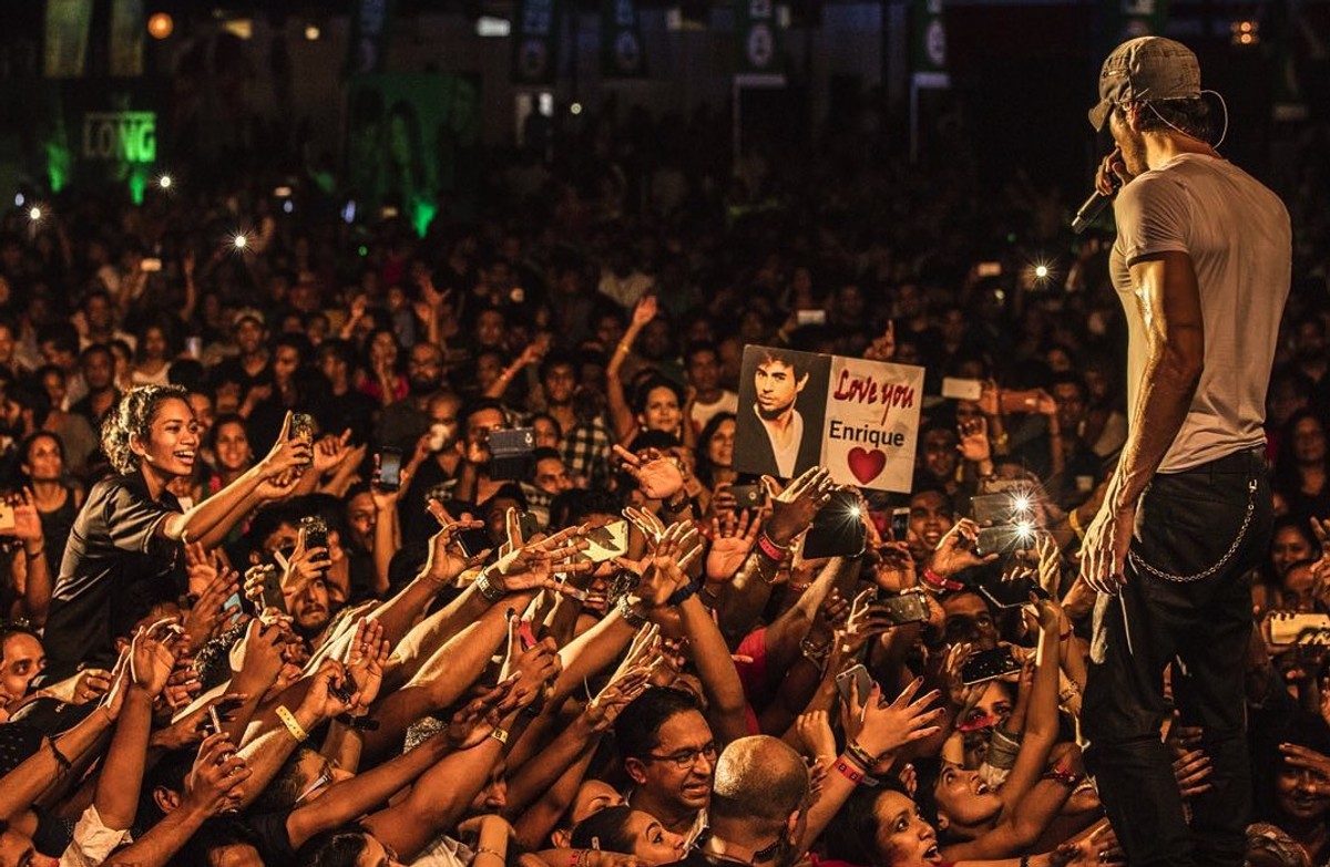 Enrique Iglesias na cenzurowanym. Prezydenta Sri Lanki zdenerwowały latające biustonosze