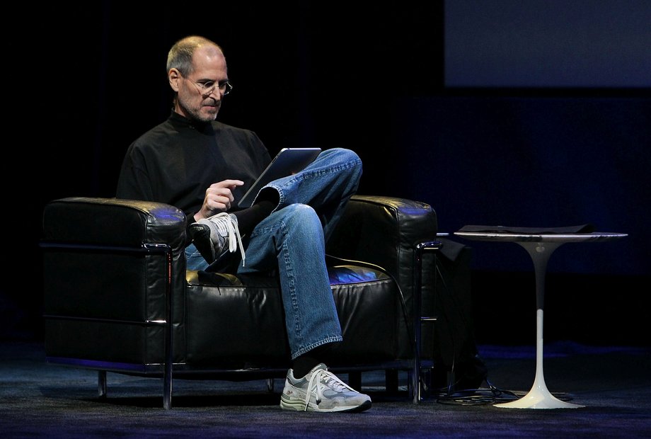 Steve Jobs w butach New Balance na jednej z prezentacji Apple