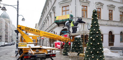 Tak dekorują Piotrkowską przed świętami