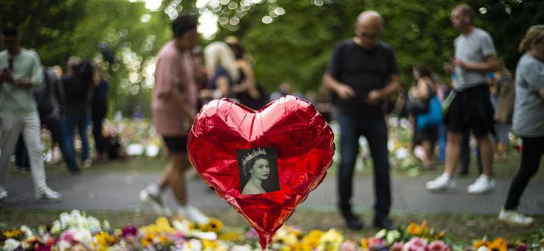 Brytyjczycy oddają hołd zmarłej królowej Elżbiecie II. "Łzy popłynęły potokiem..."