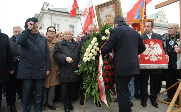 Szef PiS, marszałkowie Sejmu i Senatu, ministrowie... W Warszawie upamiętniono ofiary katastrofy smoleńskiej