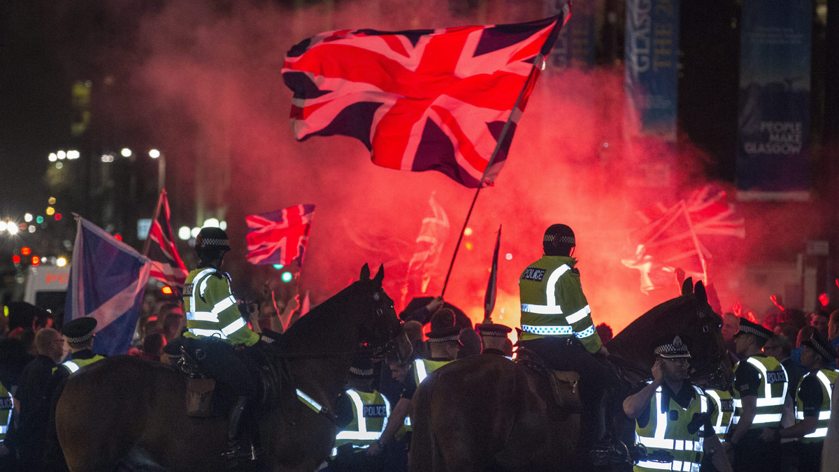 W Glasgow doszło do incydentów wywołanych przez zorganizowaną grupę skinheadów opowiadających się za utrzymaniem unii Szkocji z Anglią. BBC mówi o "skoordynowanym ataku skinheadów" na miejscowych zwolenników szkockiej niepodległości.