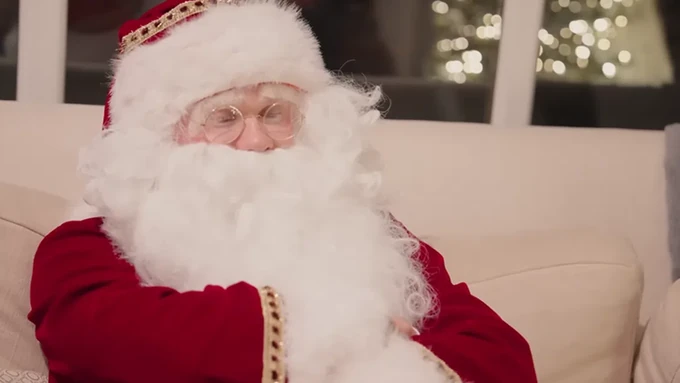 Možete li da prepoznate jednog od najboljih fudbalera na svetu? Klinci su ga odmah provalili! /VIDEO/