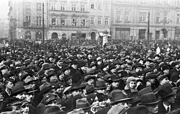 Tłum zgromadzony na Rynku Głównym w Krakowie (NAC, sygnatura 3/1/0/13/1078).