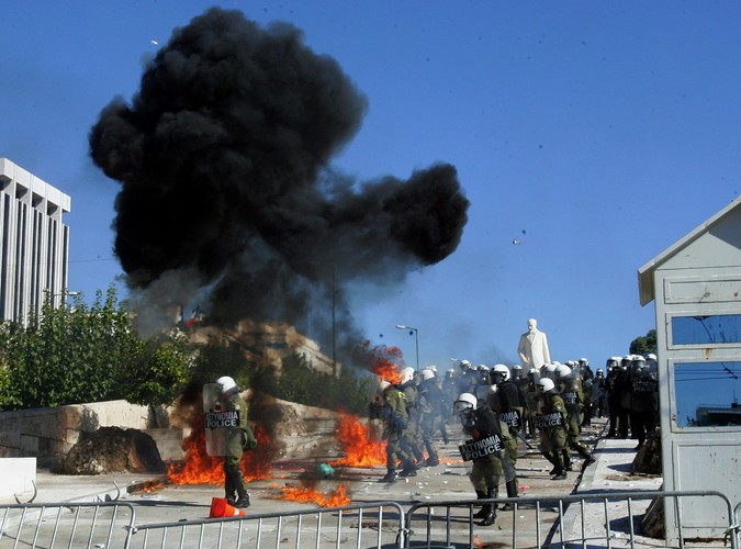 Policja obrzucona koktajlami Mołotowa pod parlamentaem w Atenach