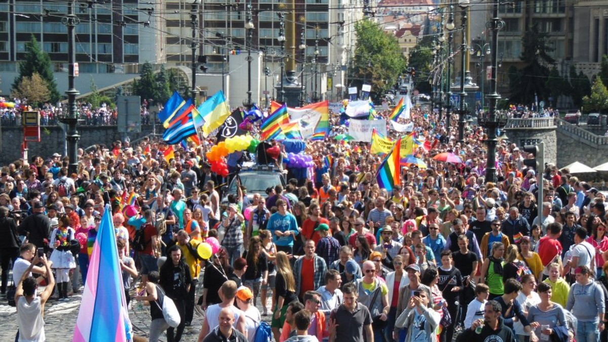 Od ponad dziesięciu lat w połowie listopada ulicami Poznania przechodził Marsz Równości. Jednak Stowarzyszenie Dni Równości i Tolerancji, które ostatnio go organizowało, zostało rozwiązane. Demonstrację chcą uratować aktywiści z poznańskiej grupy Stonewall, którzy chcą zorganizować marsz równości 26 września. Jak przekonują wtedy jest cieplej i nie ma żałobnej atmosfery, która była zawsze w listopadzie.