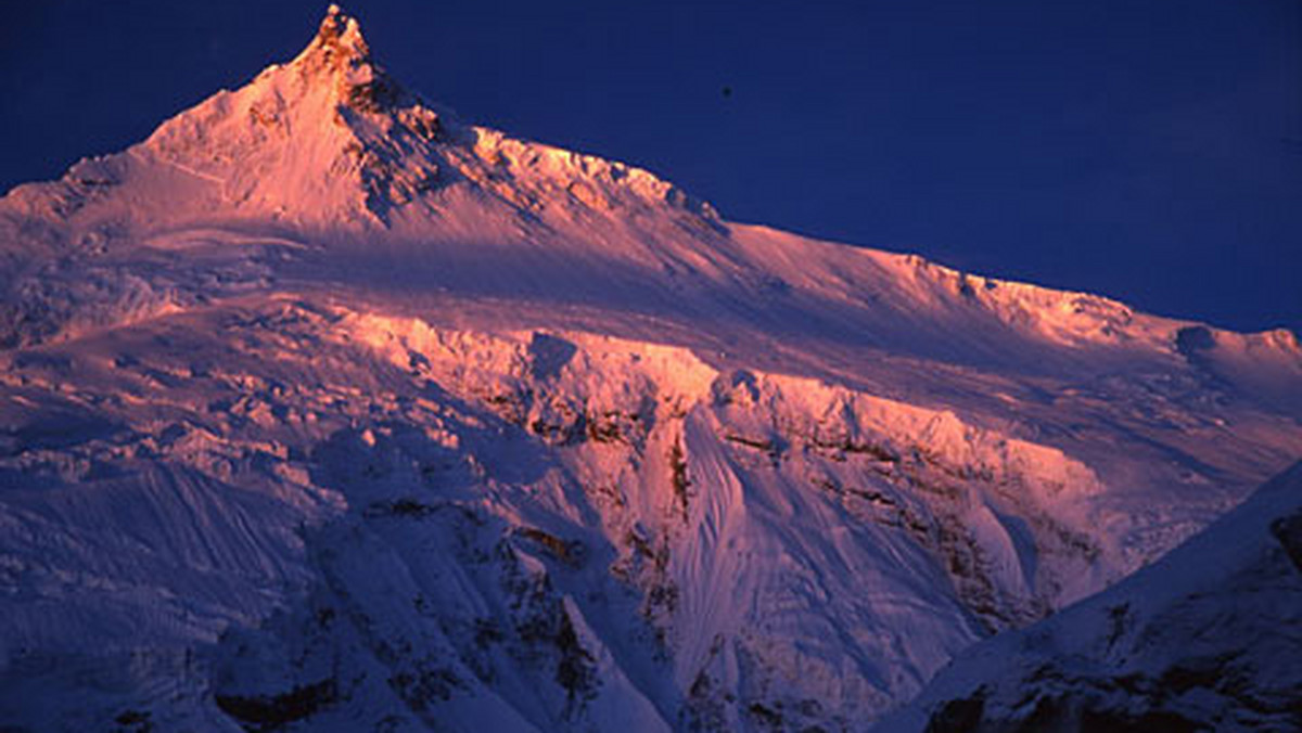 Mimo trudnych warunków spowodowanych obfitymi opadami śniegu uczestnicy wyprawy Polskiego Związku Alpinizmu, których celem jest wejście na Manaslu (8156 m), zdołali założyć trzeci obóz na wysokości 6800 m. W środę planują postawić czwarty na 7400 m.