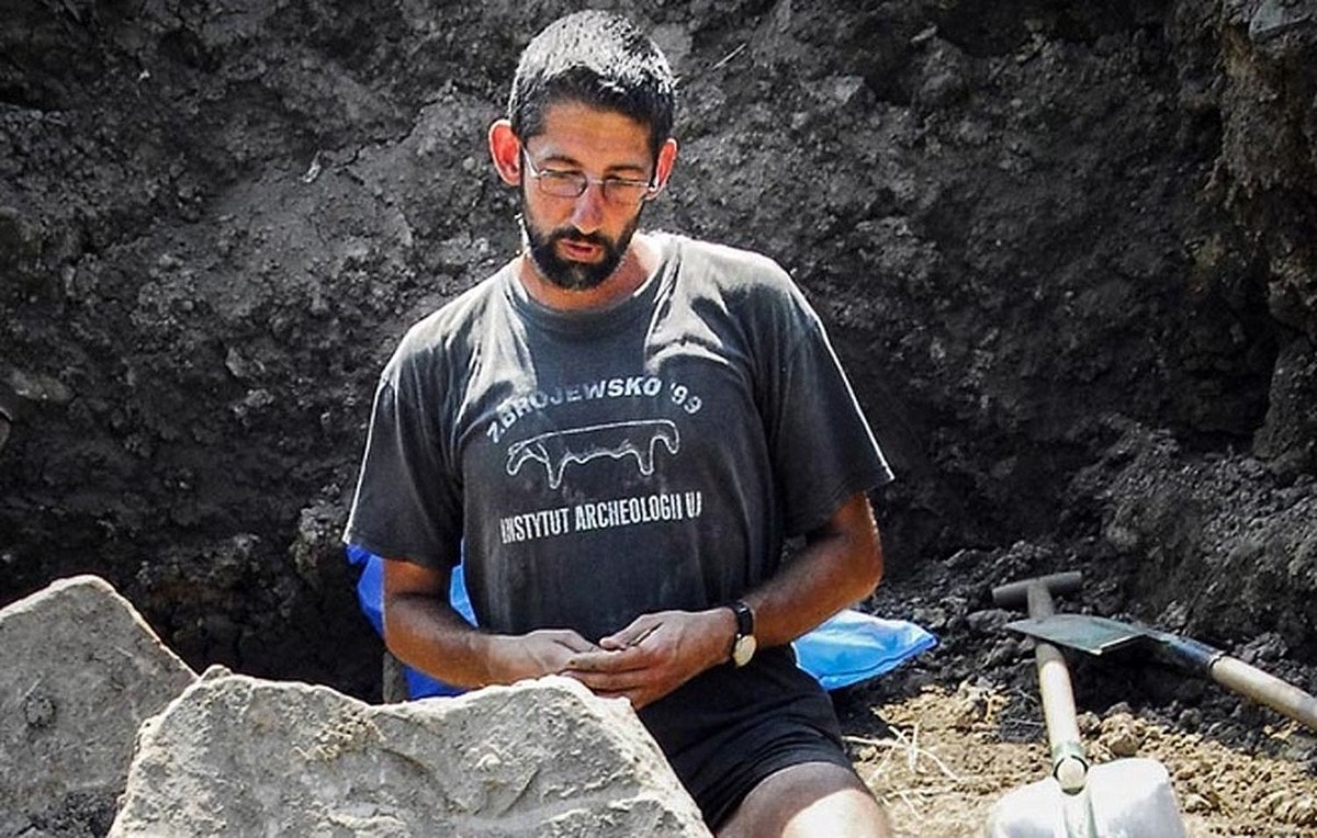 Dr hab. Marcin Przybyła na miejscu wykopalisk na Górze Zyndrama w Maszkowicach (fot. Instytut Archeologii UJ)