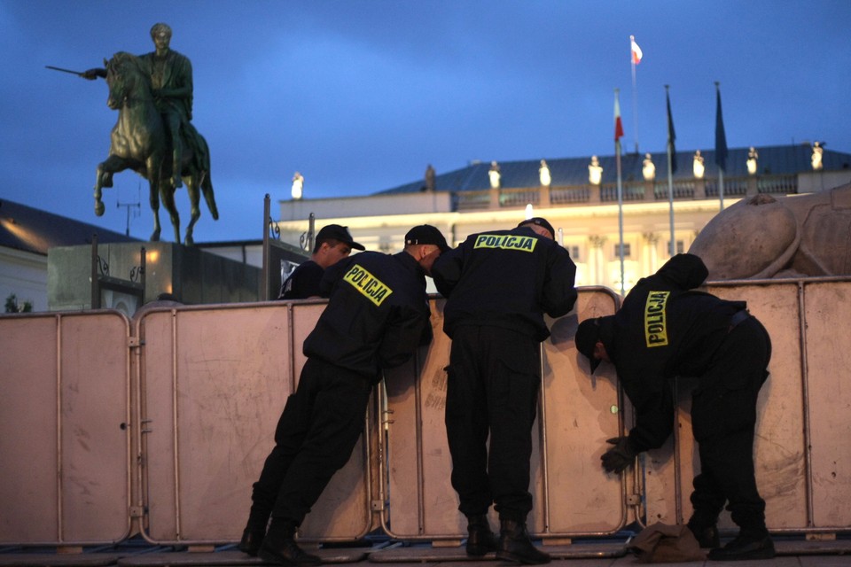 WARSZAWA PAŁAC PREZYDENCKI KRZYŻ BARIERKI