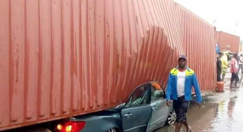 Another container fell in Apapa and crushed two cars. (Twitter/Toba Samuel)