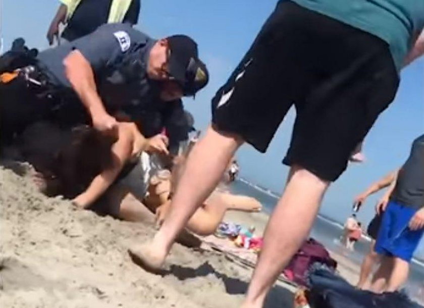 Emily Weinman pobita przez policjanta na plaży podczas Memorial Day