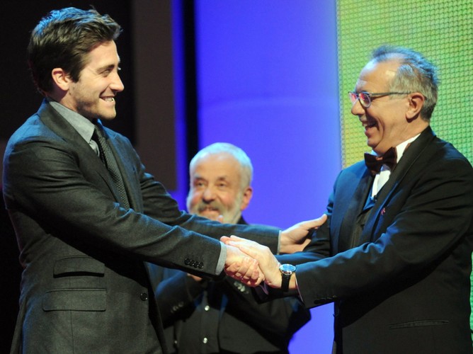 Jake Gyllenhaal, przewodniczący jury Mike Leigh i dyrektor festiwalu Dieter Kosslick