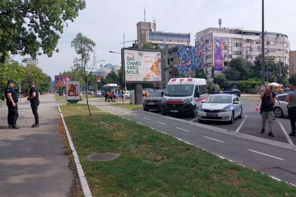 (FOTO) PRVE SLIKE SA MESTA PUCNJAVE U NOVOM SADU Mladić (26) ranjen u blizini restorana brze hrane, napadač u bekstvu
