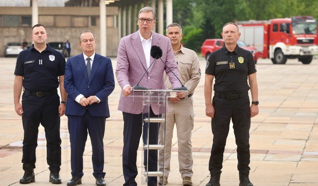 Aleksandar Vučić ispred Palate Srbija