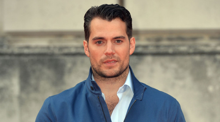 Henry Cavill egy tinilánnyal randizik