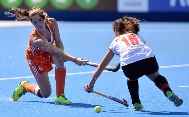 Piękne dziewczyny grają w hokeja... na trawie