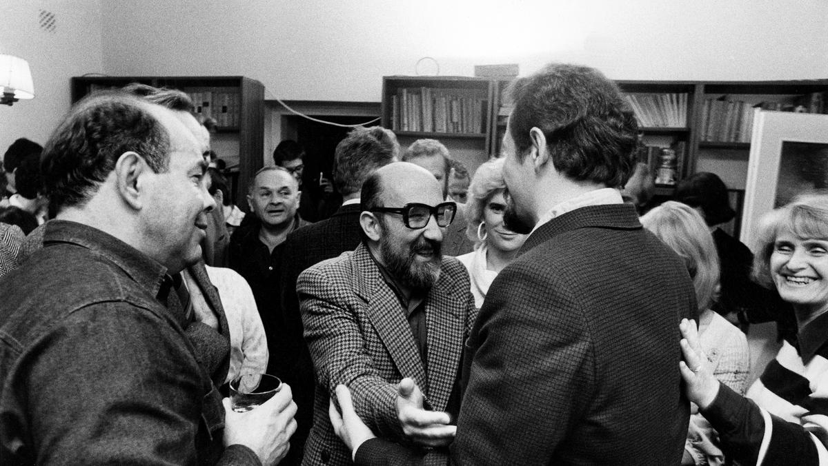 Stefan Bratkowski (w środku) na spotkaniu po ogłoszeniu amnestii dla więźniów politycznych. Od lewej stoją: Jacek Kuroń, Zbigniew Bujak (tyłem) i Roma Bratkowska, Warszawa, wrzesień 1986 r.