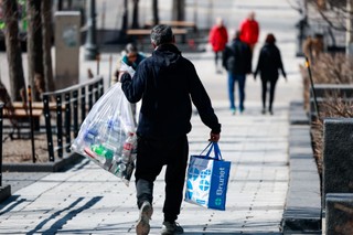 Butelkomaty odrzucają, kaucja przepada. Polacy przyszli po 50 groszy, zostali z torbą śmieci