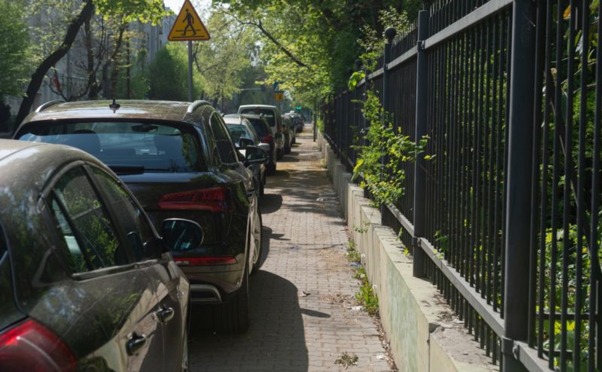 Parkowanie na chodniku. Sprawdź, czy i w jakich przypadkach możesz zaparkować swój samochód