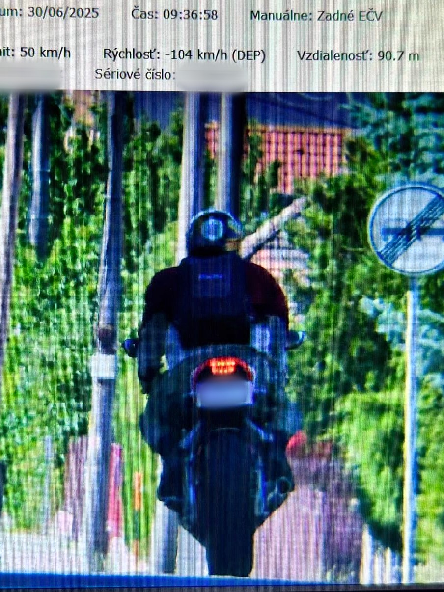 Motocyklista v okrese Nové Zámky po pokuse ujsť policajtom skončil v nemocnici.