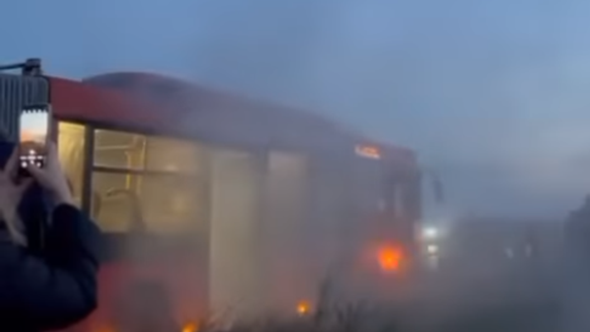 Ponovo gori autobus na liniji 511, dim kulja iz vozila na Obrenovačkom ...