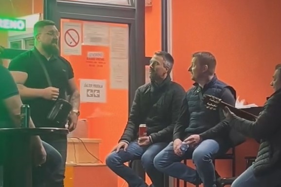 PEVAČ ZAPEVАО SA ULIČNIM MUZIČAREM Snimak iz Novog Sada postao hit na mrežama (Video)