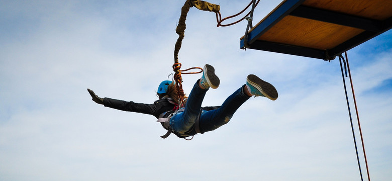 60-latka skoczyła na bungee pod dachem. Nagle odczepiła się lina