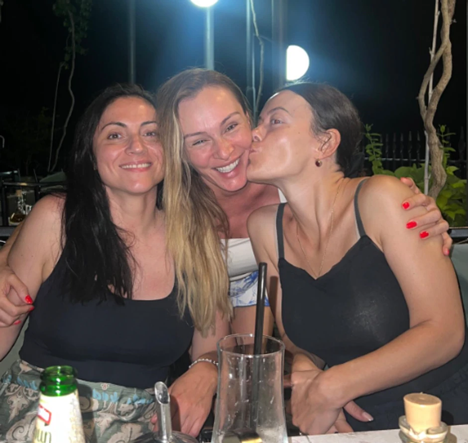 Anabela Atijas sa sestrama